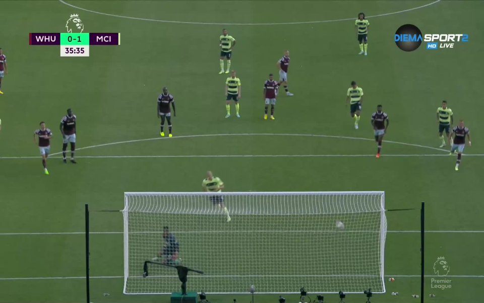 Ерлинг Халанд бе препънат в наказателното поле от вратаря на