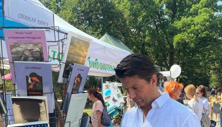 книга четене зелени библиотеки - МОДЕРНО Е ДА СЕ ЧЕТЕ: “Зелени библиотеки” радват софиянци