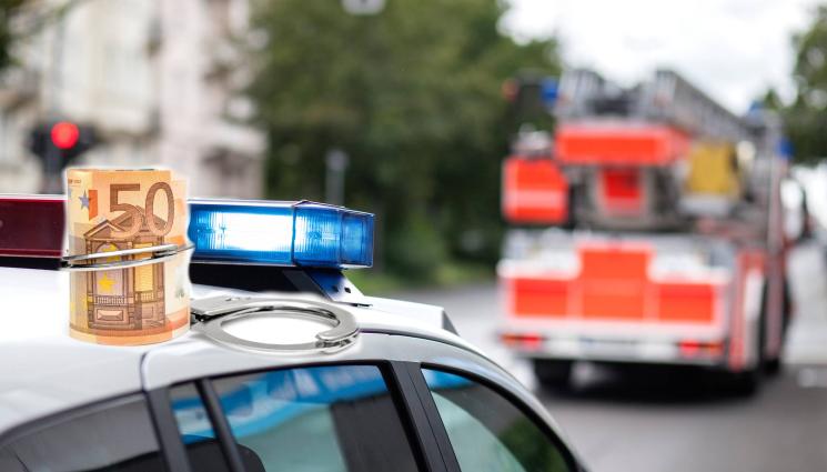 подкуп евро - Повдигнаха обвинение на шофьора, пробвал да бутне 10 хиляди евро подкуп на полицаи