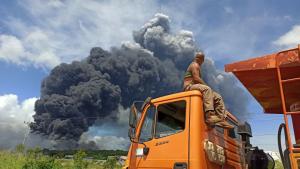 Смъртоносният пожар който пламна в голяма петролна база в Западна