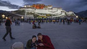 Китайските власти затвориха прочутия тибетски дворец Потала след като в
