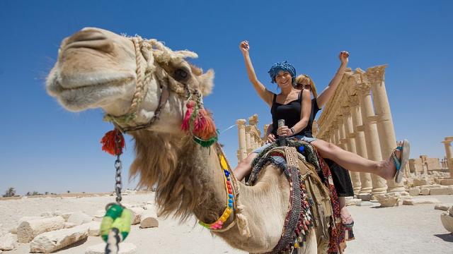 Не знаете как да яздите камила - училище за езда отвори врати в Дубай (ВИДЕО)