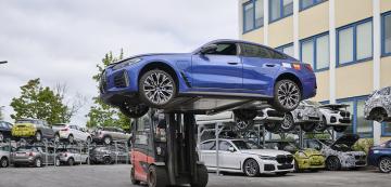 <p>До 10 000 превозни средства BMW, MINI, Rolls Royce и BMW Motorrad се рециклират всяка година в центъра за рециклиране и разглобяване на BMW Group в Унтершлайсхайм близо до Мюнхен.</p>