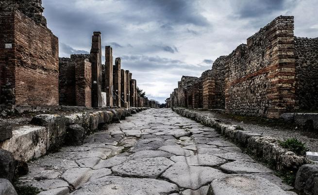 „Не знаех за проклятието“: Туристи масово връщат камъни, взети от Помпей