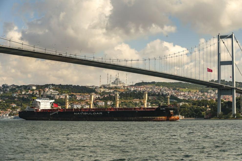 Моряците на кораба Рожен не са били блокирани. Това стана