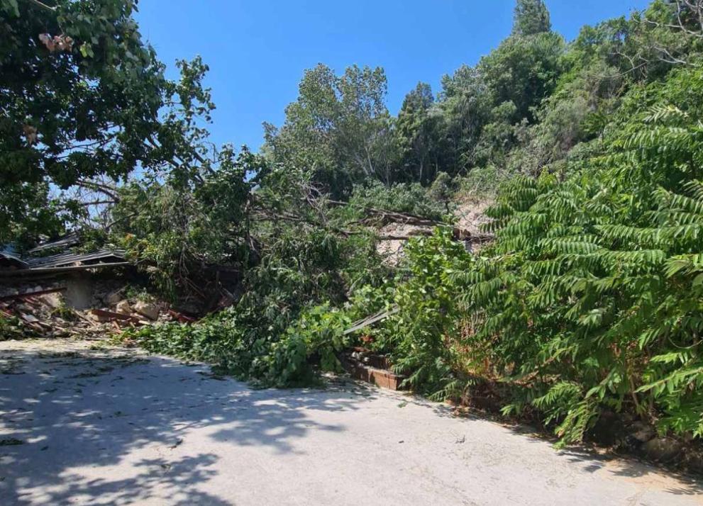 Районът на свлачището край курорта Албена, което затрупа двама, се