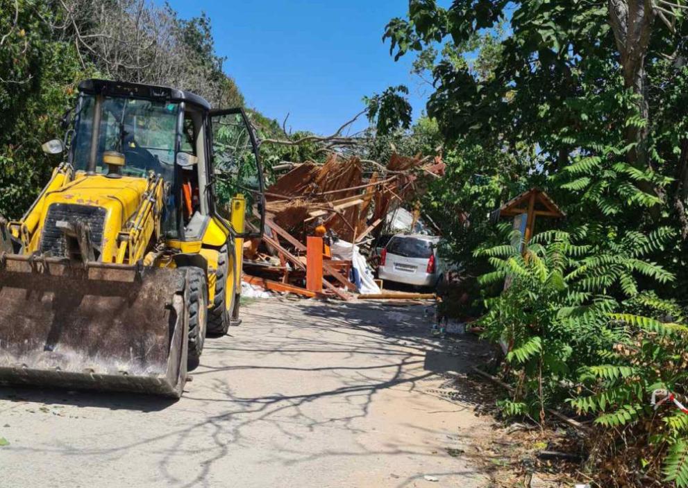 Продължава обследването на свлачището в близост до Албена, при коeто