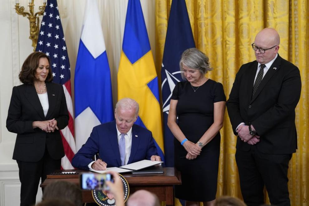 Президентът на Съединените щати Джо Байдън подписа документите, с които одобрява
