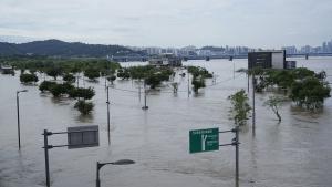 Поройните дъждове които заляха столицата на Южна Корея намаляха днес
