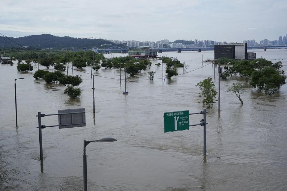 Поройните дъждове, които заляха столицата на Южна Корея, намаляха днес,
