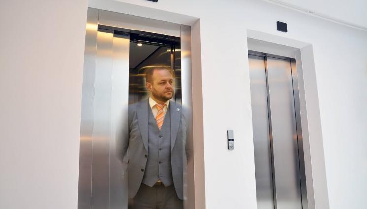 а - МЕЖДУ ЧЕТИРИ СТЕНИ: Авария свари неподготвен Борислав Сандов, стоя заклещен в асансьор близо час