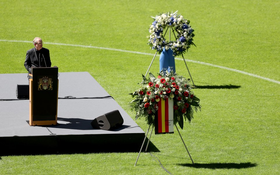Близо 5 хиляди души се сбогуваха с бившия германски национал