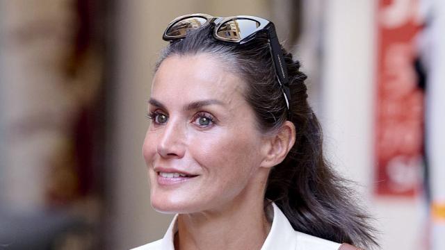 Испанската кралица Летисия отнесе критики заради къса рокля (СНИМКИ)