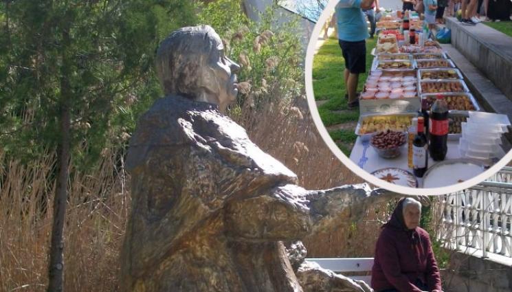 Ванга - 26 ГОДИНИ ОТ ЗАГУБАТА Й НА РУПИТЕ: Почетоха Ванга с лозови сарми