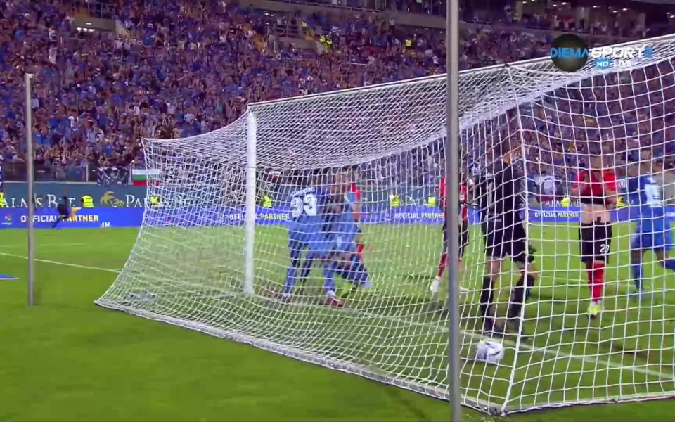 В първата минута от добавеното време на двубоя Левски успя