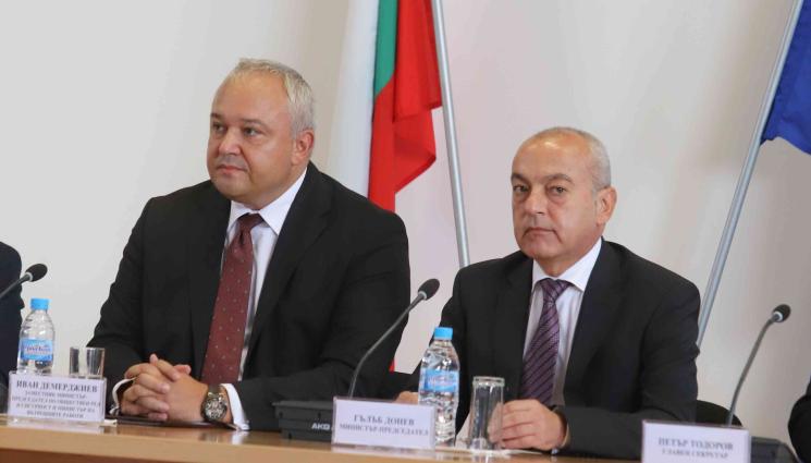 Донев - Донев и Демерджиев набелязаха приоритетите на МВР - честен вот и войната по пътищата