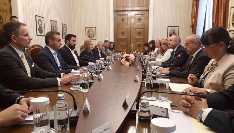 радев - Румен Радев на среща със строителите на газовата връзка с Гърция (ВИДЕО)