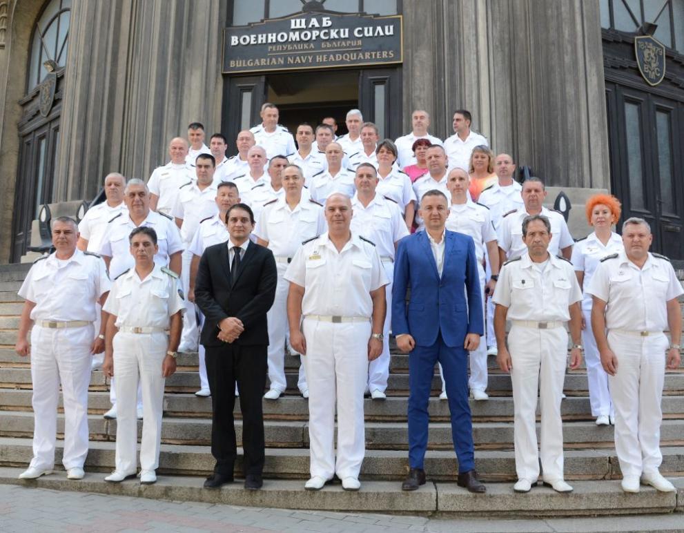 Четирима военнослужещи и цивилни лица от състава на Военноморските сили
