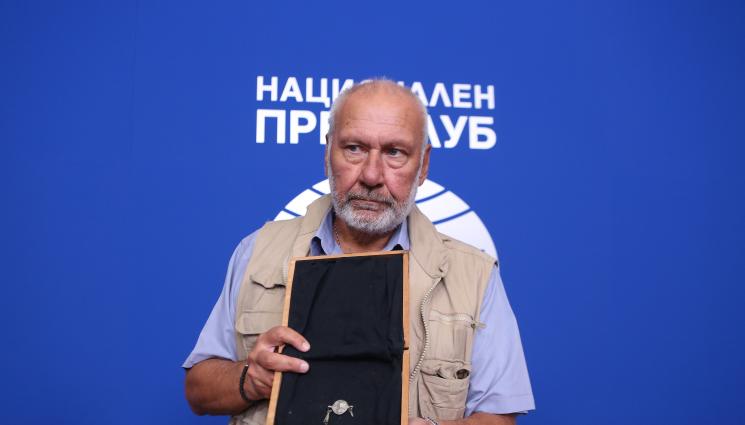 Николай Овчаров - Овчаров изрови епископски медальон