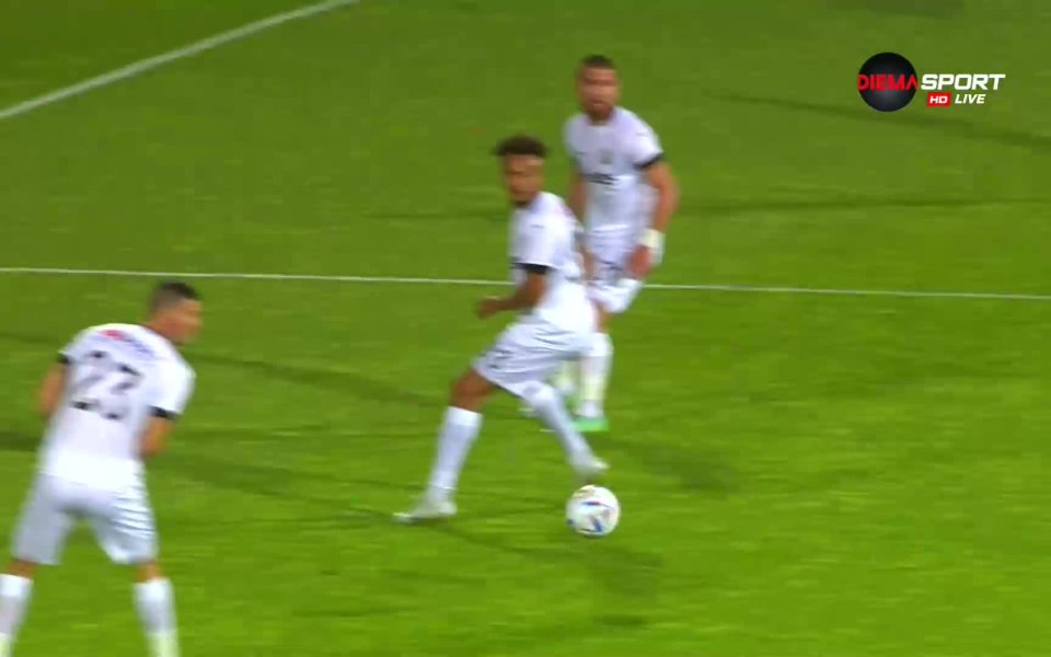 В 10-ата минута бе отменен гол за Хебър. След грешка