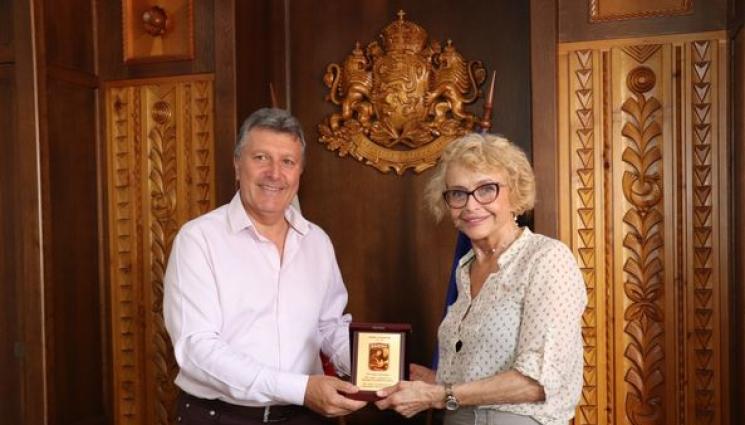 Камелия Тодорова - Камелия Тодорова с плакет от кмета на Банско