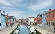 Малкото цветно бижу, наречено остров Бурано, е всъщност квартал на Венеция, разположен на четири по-малки островчета във Венецианската лагуна