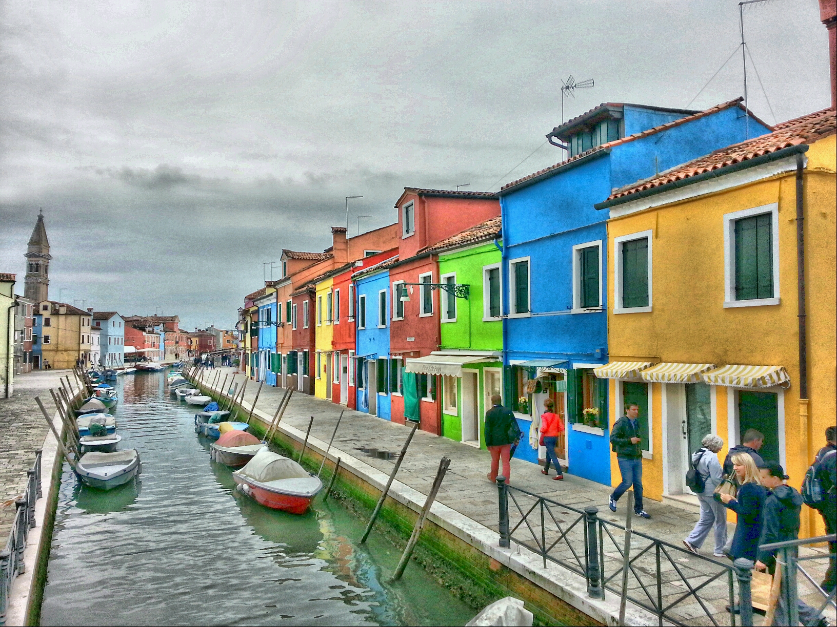 <p>Малкото цветно бижу, наречено остров Бурано, е всъщност квартал на Венеция, разположен на четири по-малки островчета във Венецианската лагуна</p>