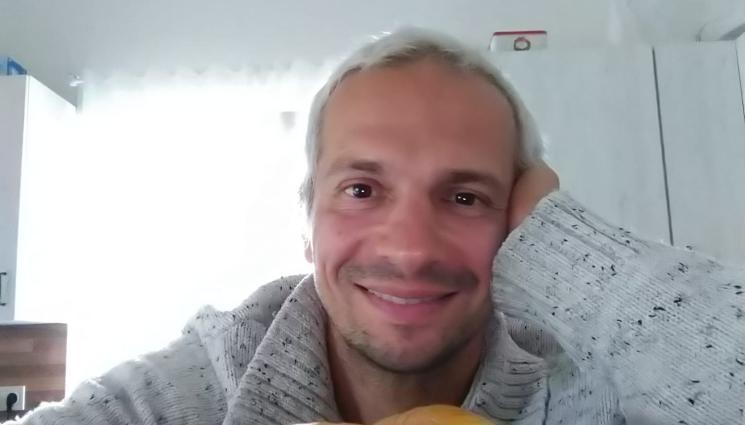 ДЕО - ДОМАШНА ПРОДУКЦИЯ: Део отгледа кило домат. Лео Бианчи пък носи сиренето и заедно сглобяват шопската салата