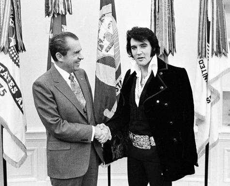  Американският президент Ричард Никсън и рокендрол музикантът Елвис Пресли се ръкуват по време на среща в Белия дом, Вашингтон, 21 декември 1970 г.