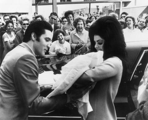  13 февруари 1968 г.: Елвис и Присила Пресли с дъщеря си Лиза Мари, родена на 2 февруари