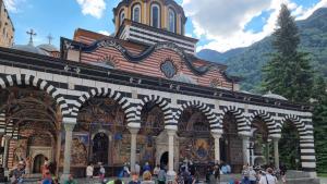 Хиляди миряни и туристи посетиха Рилския манастир за Голяма Богородица
