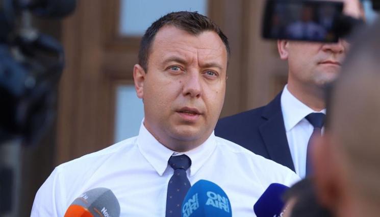 Петър Петров Възраждане - „Възраждане“ се регистрира за предстоящите избори, искат да управляват България самостоятелно