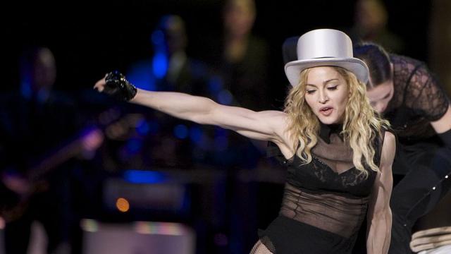 Мадона отново провокира: Публикува еротични снимки