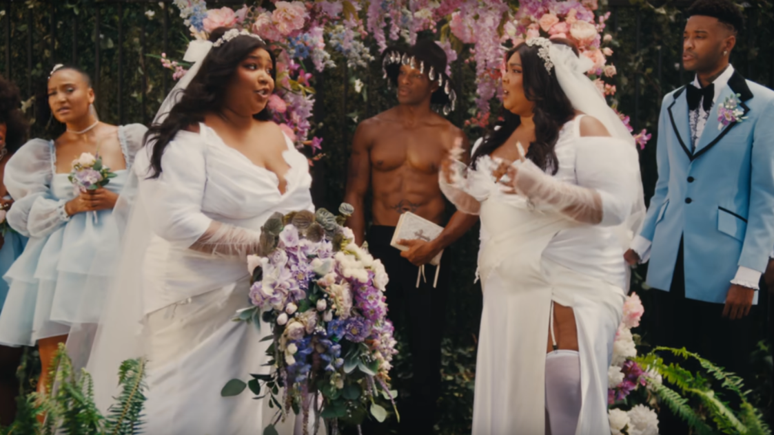 Lizzo се ожени за себе си във видеото на „2 Be Loved (Am I Ready)“.