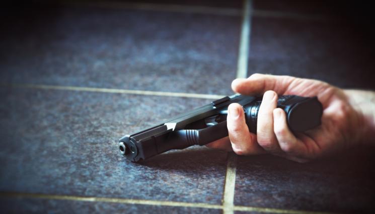 Пистолет - САМОУИЙБСТВО РАЗТРЕСЕ ДУПНИЦА: Старият Лапач си тегли куршума