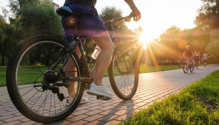 Колело - Велосипедист прати двумесечно бебе в болница