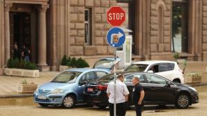 Два автомобила се удариха на жълтите павета край Президентската институция