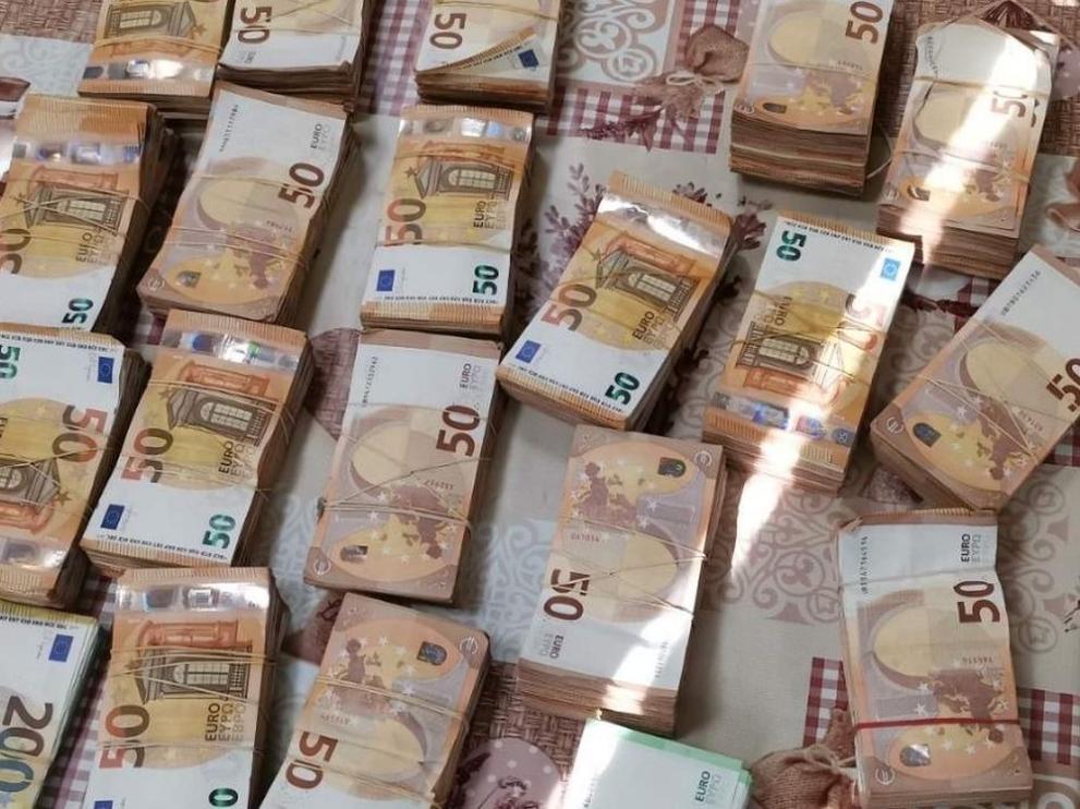 Недекларирани 210 000 евро откриха митнически служители на ТД Митница