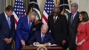 Президентът на САЩ Джо Байдън подписа снощи закон за 430