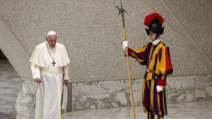 Швейцарски гвардеец припадна по време на седмичната аудиенция на папа