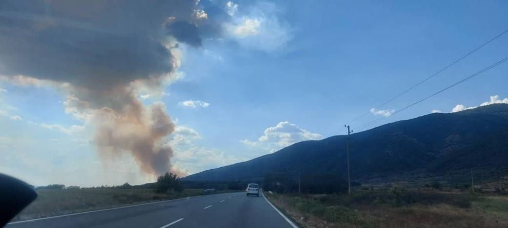 Огромен пожар гори до военния полигон край Казанлък