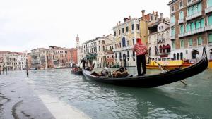 Двама мъже караха водни ски по Канале Гранде във Венеция (ВИДЕО)