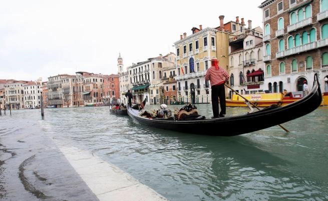 Пресушени: Каналите във Венеция с рекордно ниски нива на водата (СНИМКИ)