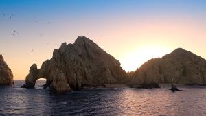 Малък самолет теглещ рекламен банер падна в морето край популярния