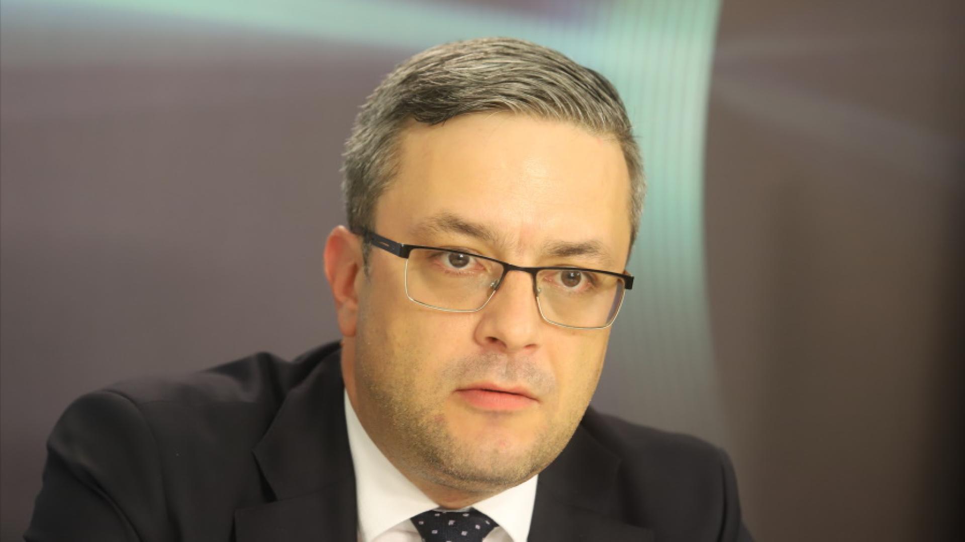 Смяната на вътрешния министър Даниел Митов няма да подобри работата