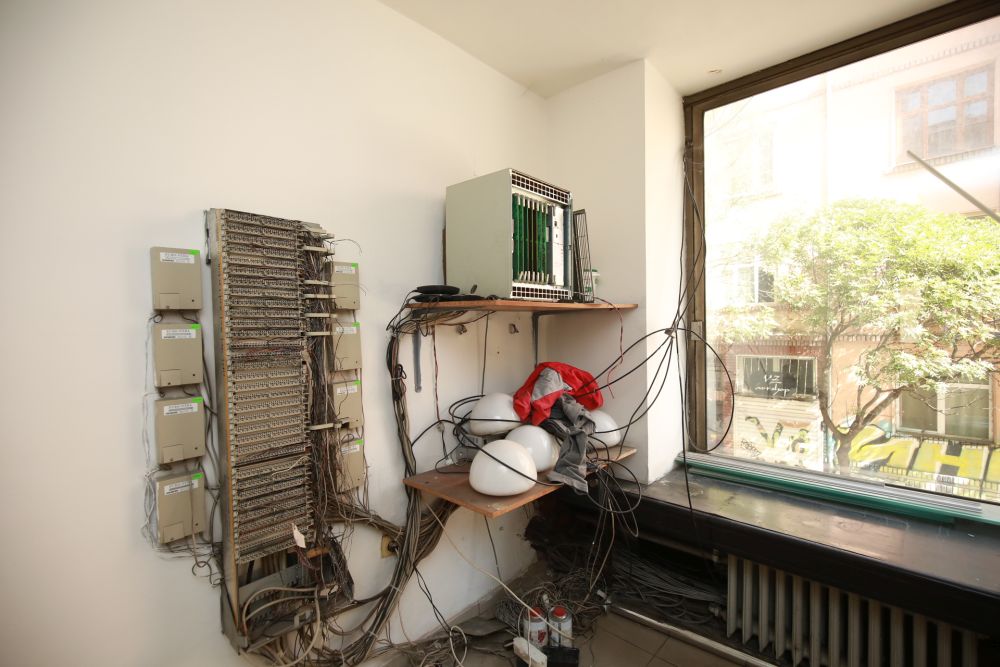 Емблематичната сграда е строена през 1962 г., а състоянието й е плачевно. Покривът тече, падат парчета от фасадата, парното е пробито.