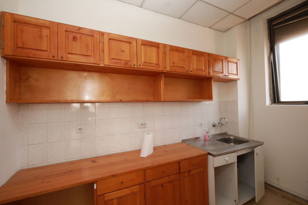 Емблематичната сграда е строена през 1962 г., а състоянието й е плачевно. Покривът тече, падат парчета от фасадата, парното е пробито.