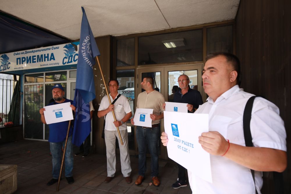 Емблематичната сграда е строена през 1962 г., а състоянието й е плачевно. Покривът тече, падат парчета от фасадата, парното е пробито.