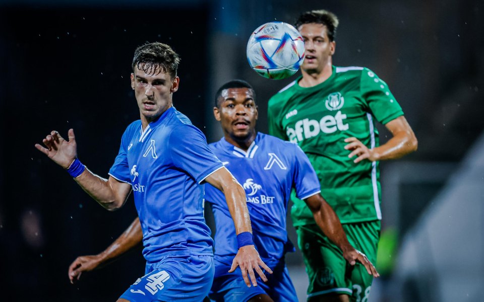 Отборите на Левски и Хебър Пазарджик играят при във втория