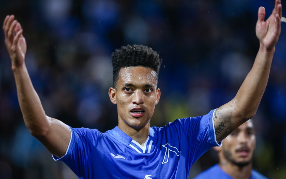 Защитникът на Левски - Цунами, използва социалните мрежи, за да